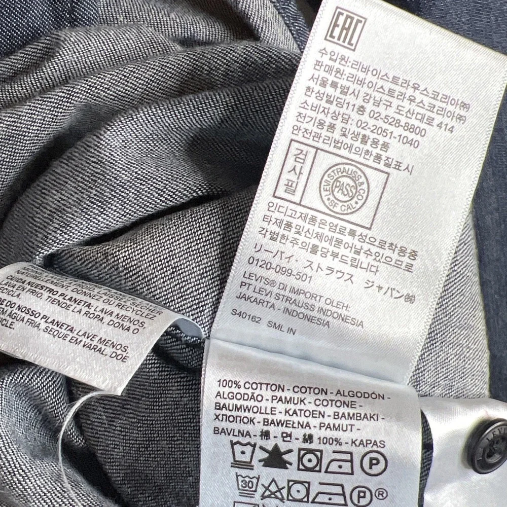 Levi's Relaxed Fit Dark Wash Denim Button Up Long Sleeve Size Medium‎
